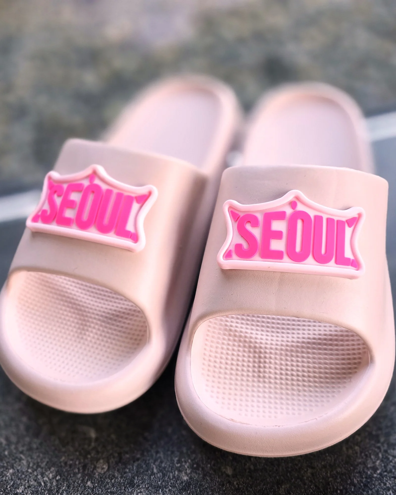 서울 슬리퍼 핑크 — 발등에 SEOUL 참